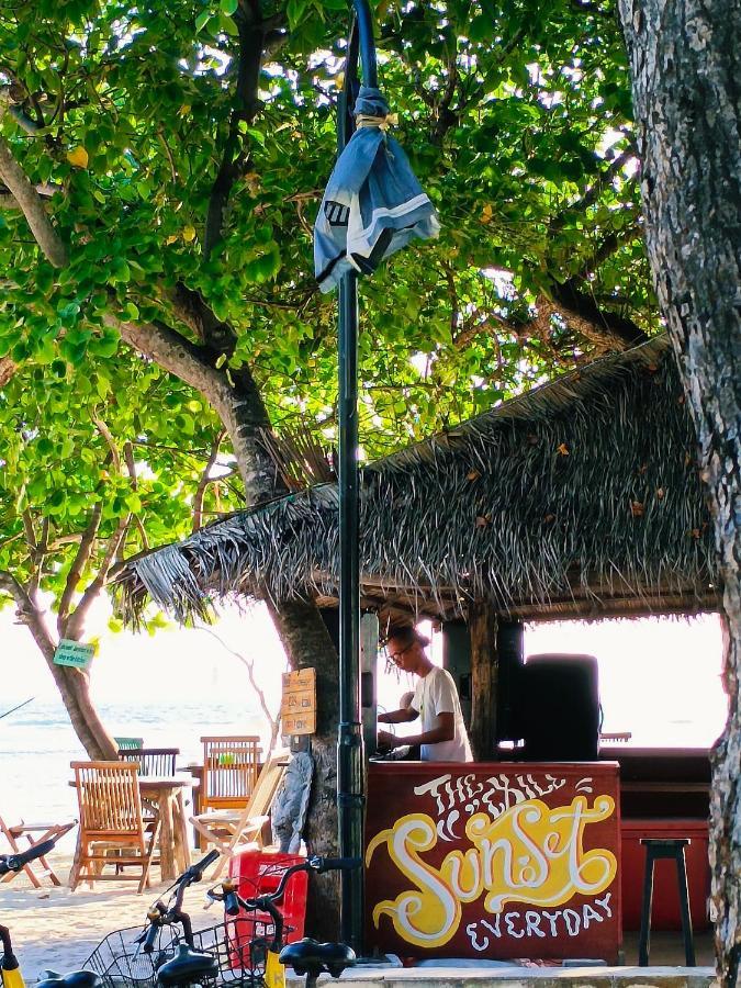 The Exile Sunset Bar & Bungalow Gili Trawangan Luaran gambar